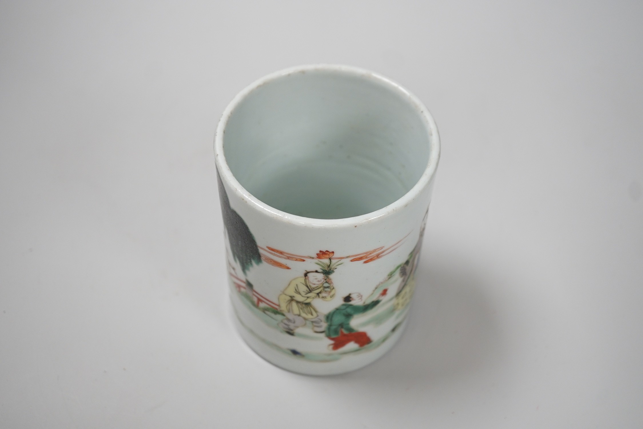 A Chinese famille verte brush pot, 13cm